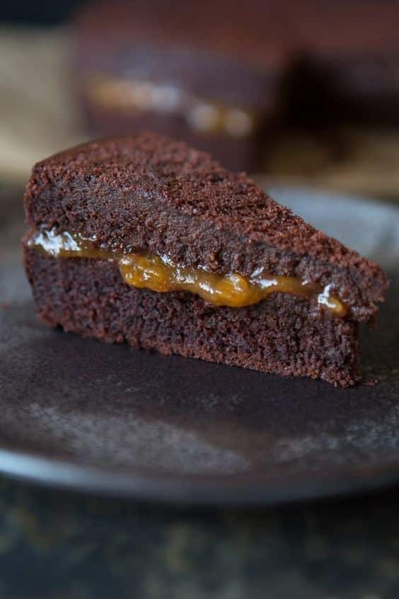 Vegánska čokoládová torta s marhuľovou marmeládou.