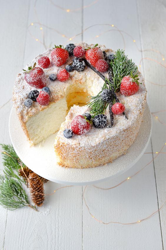 Vianočne zdobená torta, posypaná práškovým cukrom.