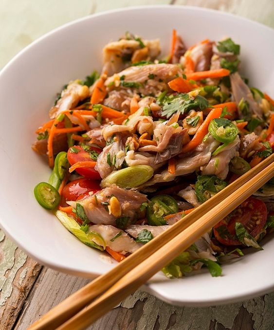 Thajský šalát so zeleninou, rybou a čínskymi paličkami.