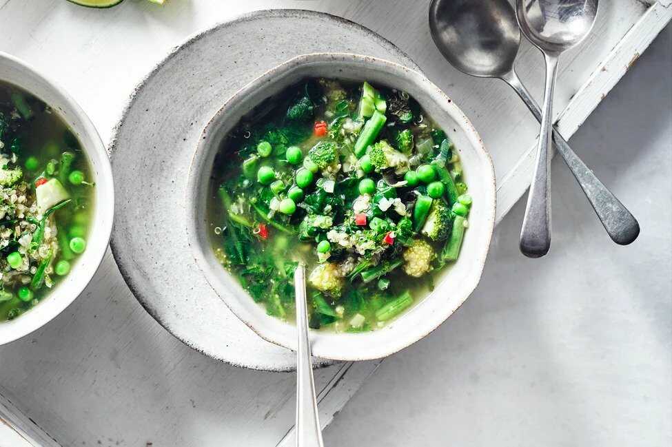 Zeleninová polievka v hlbokom tanieri s lyžicou.
