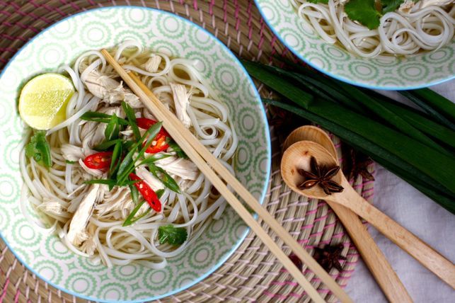 Vietnamská kuracia rezancová polievka.