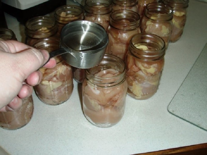 Kuracie mäso naložené v pohároch.
