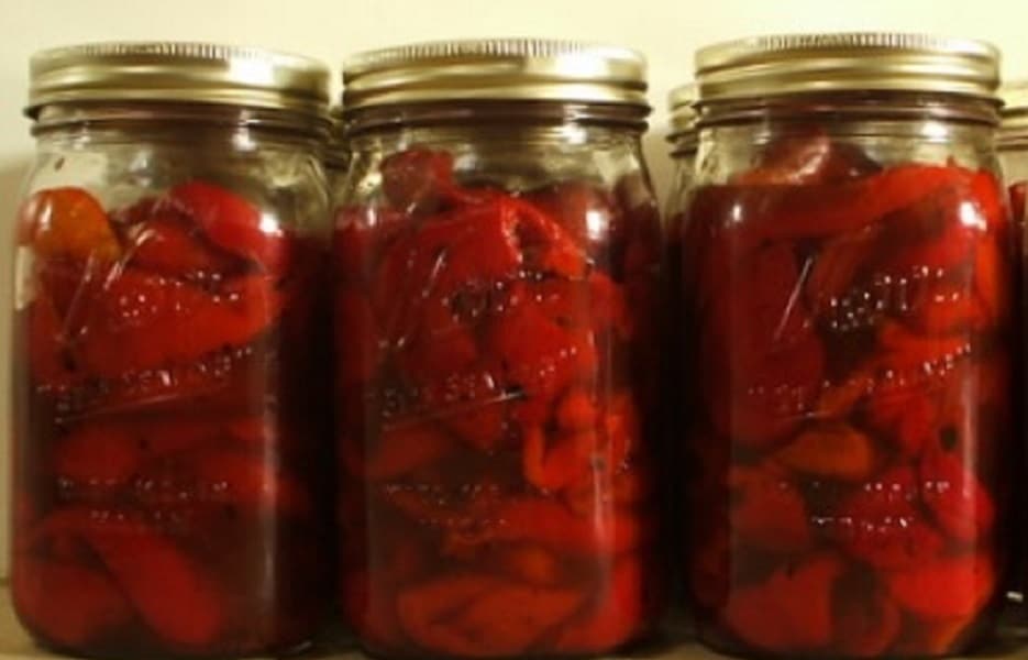 Zavárané červené papriky v pohároch.
