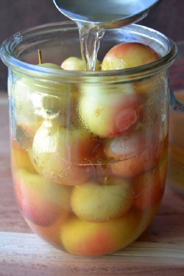 Nakladané celé jabĺčka v pohári.