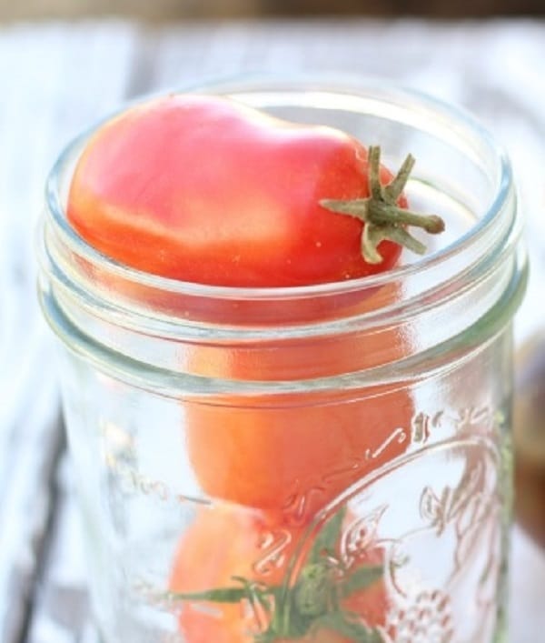 Celé paradajky v pohári.