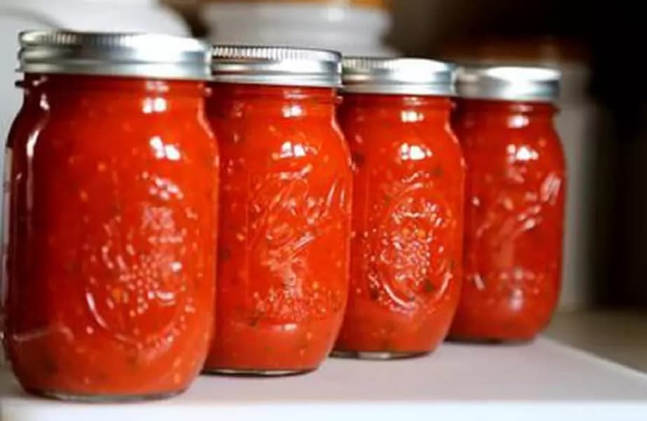 Pyré z paradajok v zaváracích pohároch.