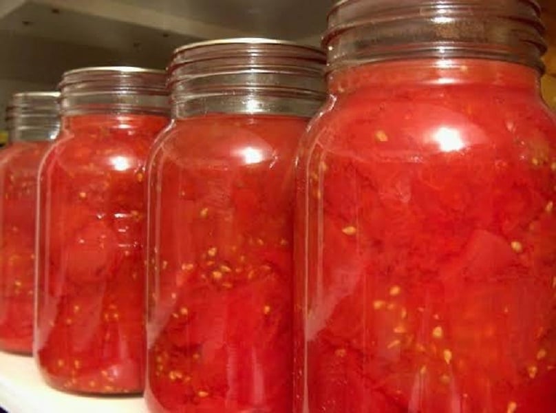 Nakladané paradajky v zaváracích pohároch.