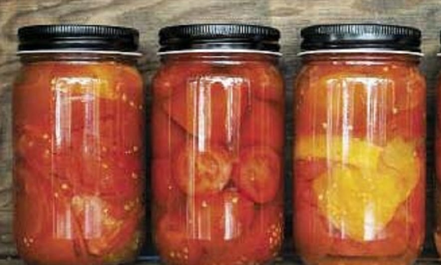 Nakladané paradajky v zaváracích pohároch.