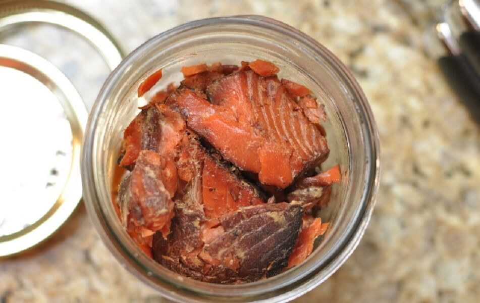 Údené rybie mäso naložené v zaváracom pohári.