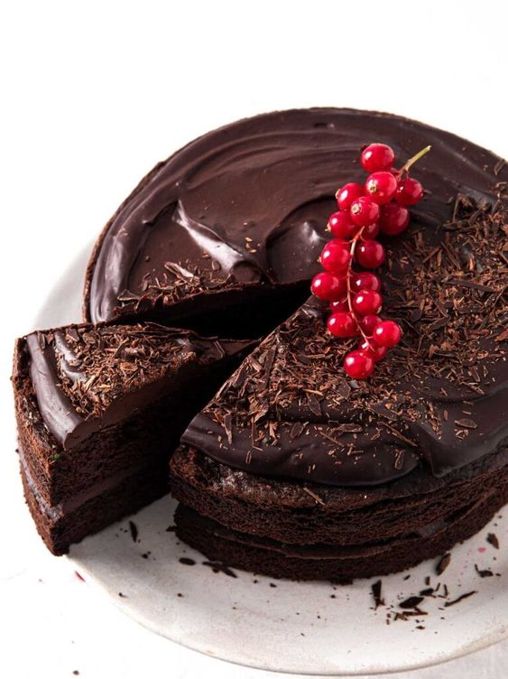 Čokoládová torta na narodeniny s ríbezľami navrchu.
