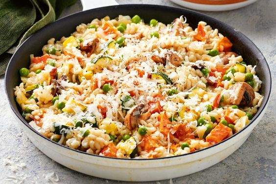 Vegetariánska ryža so zeleninou, hubami a syrom.