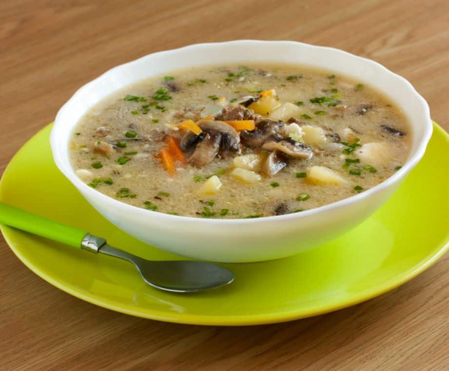 Poctivá polievka zo zemiakov s údeným mäsom a zeleninou.