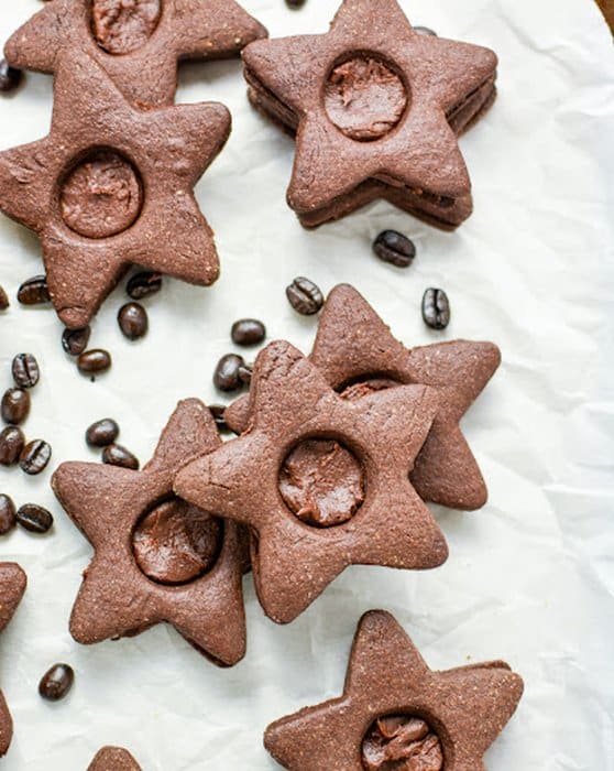 Zlepované kakaové vianočné pečivo v tvare hviezdičiek.