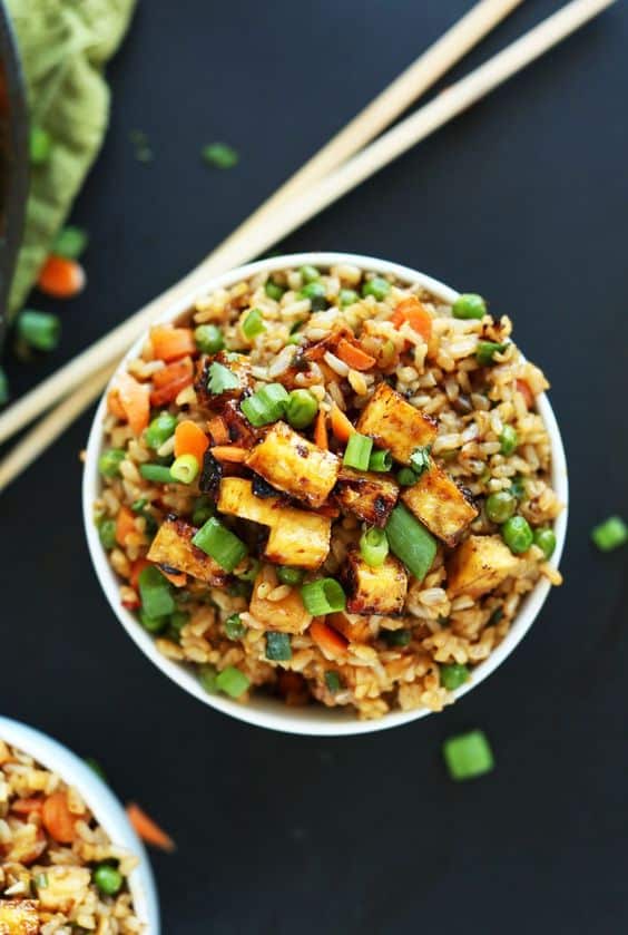 Najlepšia zdravá alternatíva na restovanú ryžu pre vegánov, s tofu.