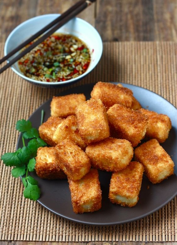 Tanierik osmaženého tofu s omáčku na namáčanie.