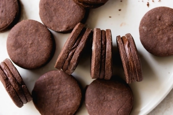 Vianočné kakaové sušienky zlepované čokoládou.