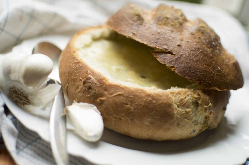 Cesnaková polievka servírovaná v chlebe.
