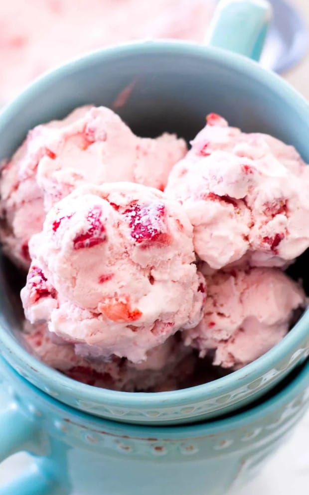 Špičková krémová zmrzlina vyrobená z čerstvých jahôd a smotany.
