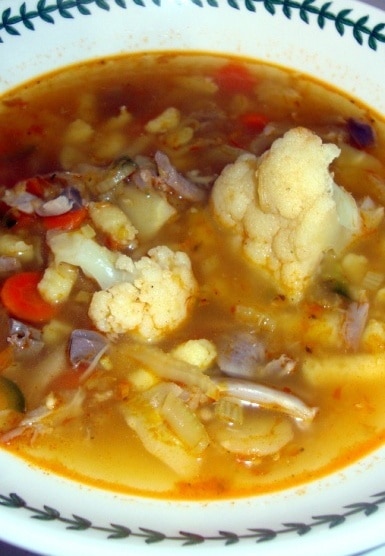Zeleninová polievka s droby v hlbokom tanieri.