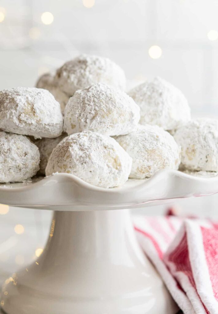 Jemne drobivé talianske svadobné sušienky obaľované v práškovom cukre.