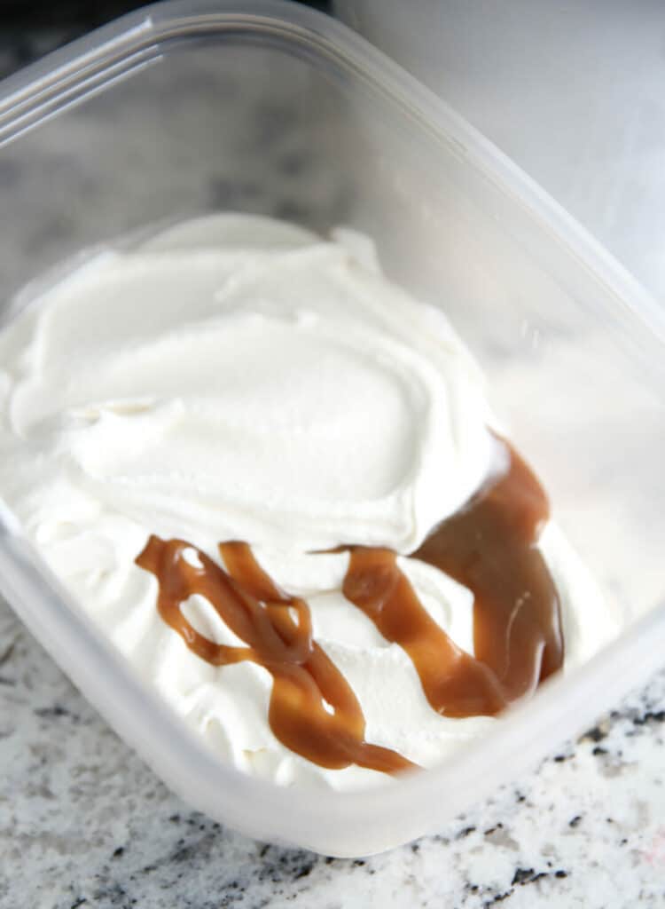 Jednoduchá domáca zmrzlina s vanilkovou príchuťou a čokoládovým topingom.