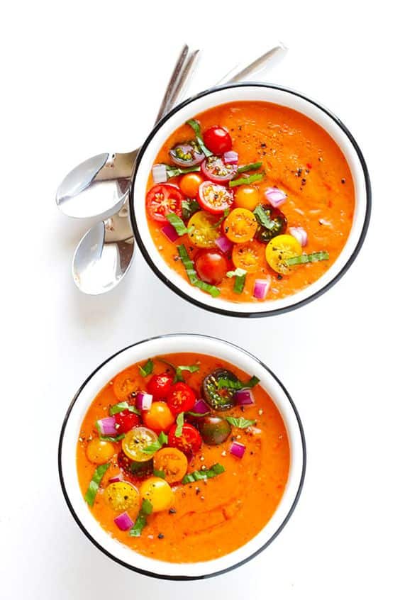 Tradičná studená polievka z vyzretých paradajok, ozdobená cherry paradajkami.