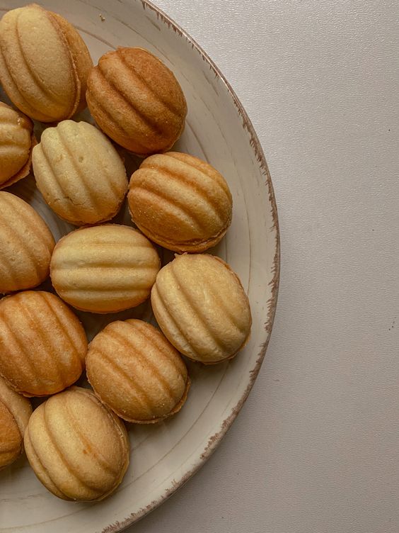 Krásne symetrické pečivo orechy naplnené krémom z orechov.