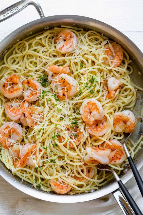 Tenké špagety s opečenými čerstvými krevetami ochutené voňavým cesnakom.