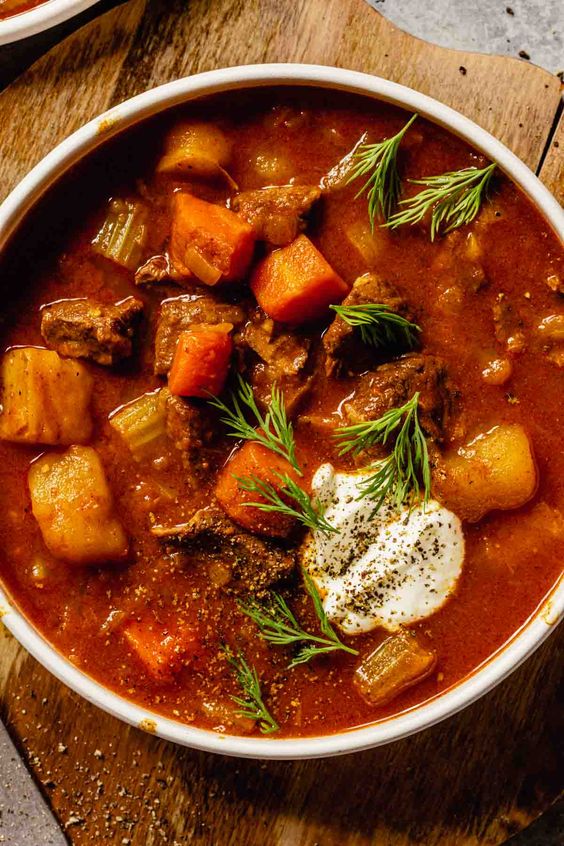 Miska plná lahodnej polievky inšpirovanej Maďarskom.