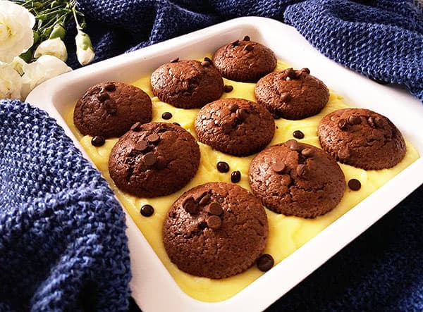 Muffiny s čokoládou vo vanilkovom pudingu.