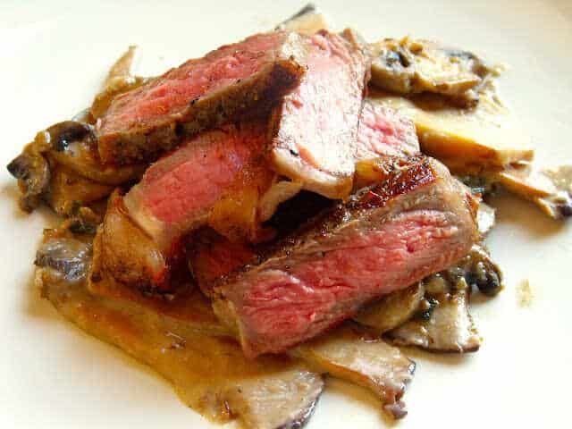 Grilované steaky z hovädzieho roštenca servírované spolu s omáčkou zo šampiňónov a hlivy ustricovej.