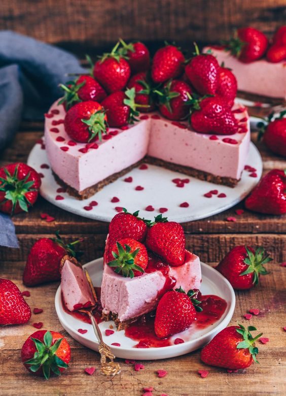 Ružová sladká krémová torta s jahodami.