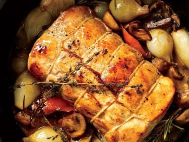 Bravčové mäso zviazané kuchynským povrázkom s cibuľkami, šampiňónmi a bylinkami.