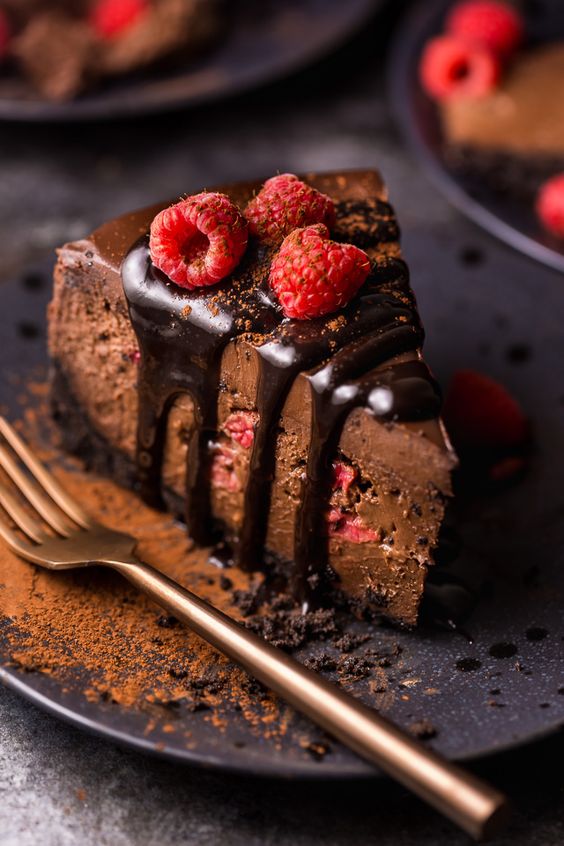 Klin najlepšieho tvarohového koláča s čokoládou a malinami.