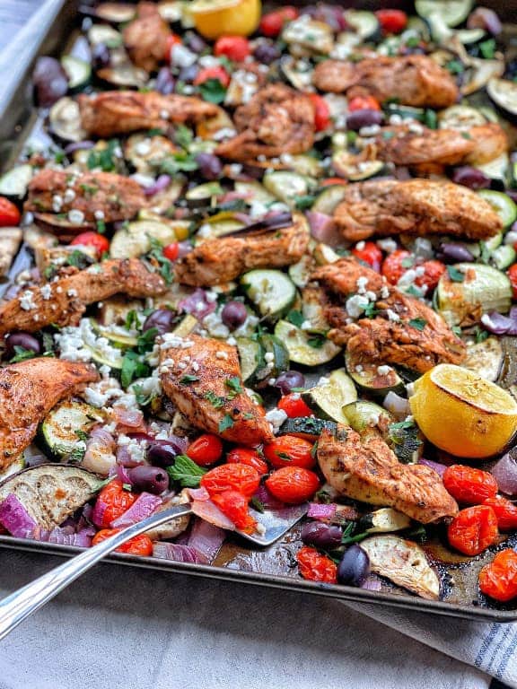 Grécke kuracie rezančeky s cuketou, cherry paradajkami, baklažánom, fetou a olivami na plechu na pečenie.